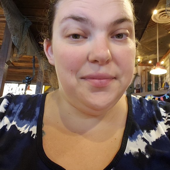 Meet your Posher, Nicole - Picture 3 of 3